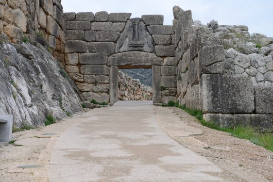 Η Πύλη των Λεόντων είναι η κύρια είσοδος της ακρόπολης των Μυκηνών (~1300 π.Χ.)
